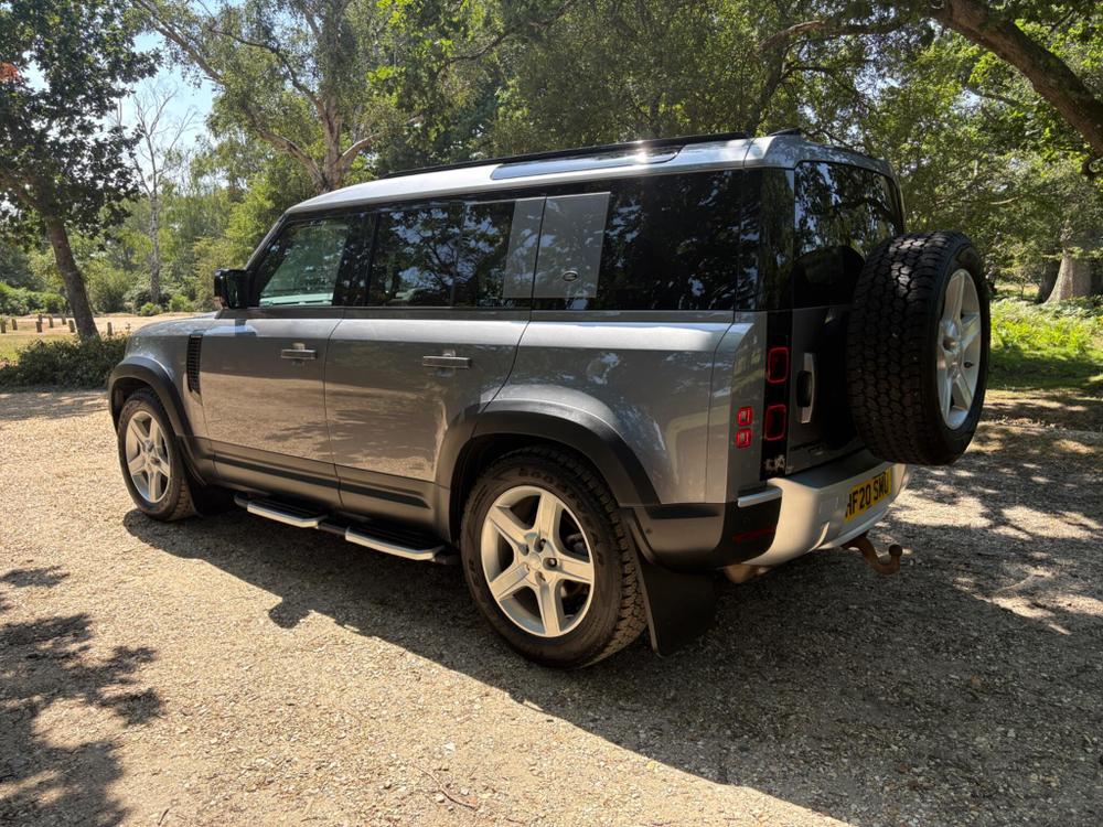 Land Rover Defender 110 Photo at-5ad6a62b306f4ffebf29188e7dd66a7e.jpg
