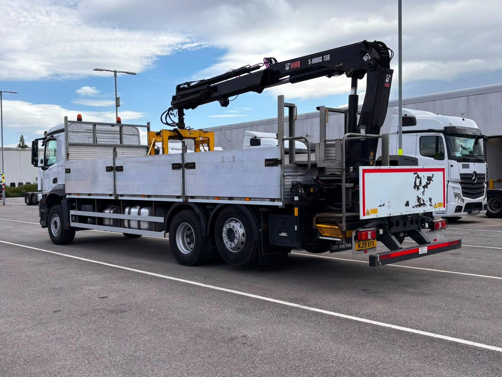 2019 MERCEDES Arocs 2532 M Classic Cab Dropside with Crane - vehicle photo 4 for sale on PureCar