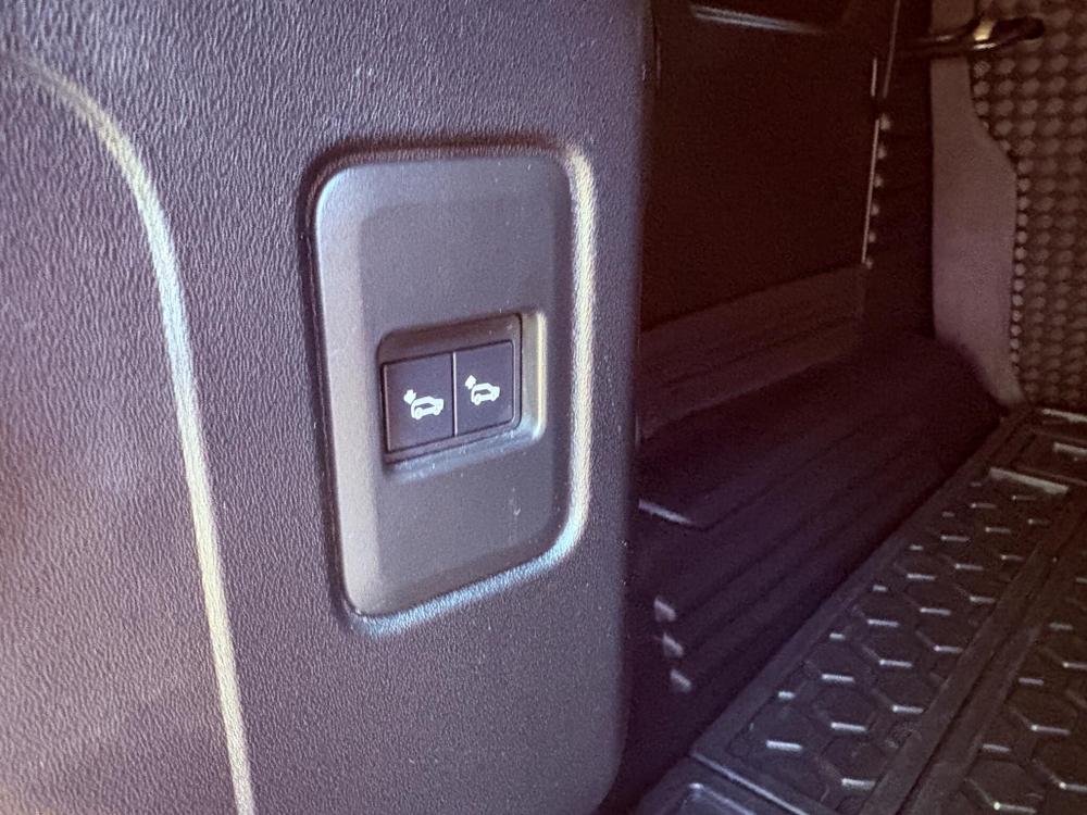 Land Rover Defender 110 Photo at-5ba2290f3e09446b9d3a6034f639bb30.jpg