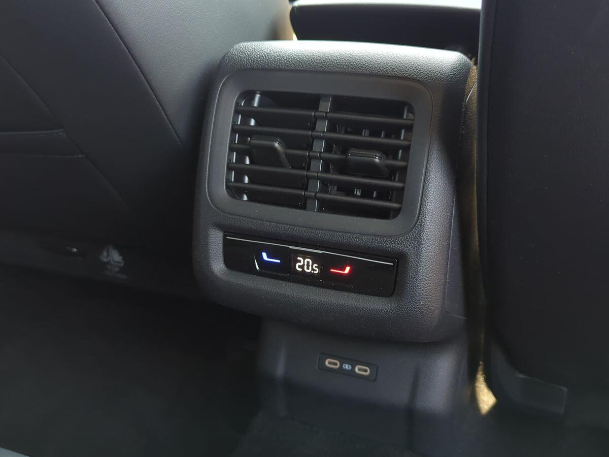Volkswagen T-Roc Photo at-5cc109440a05446d806f4722785dffb8.jpg