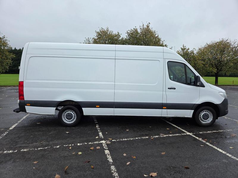 Mercedes-Benz Sprinter Photo at-5d7fbcd3d13c4384aa569f18ff173ff0.jpg