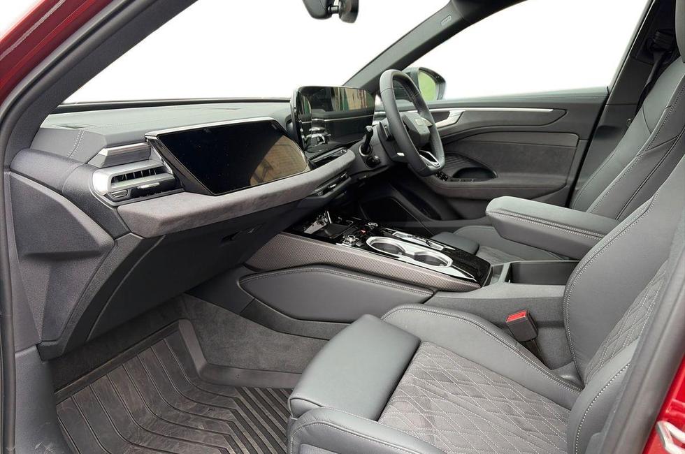 Audi A6 Photo at-5da5da90338647bca2d0883670b27f9f.jpg