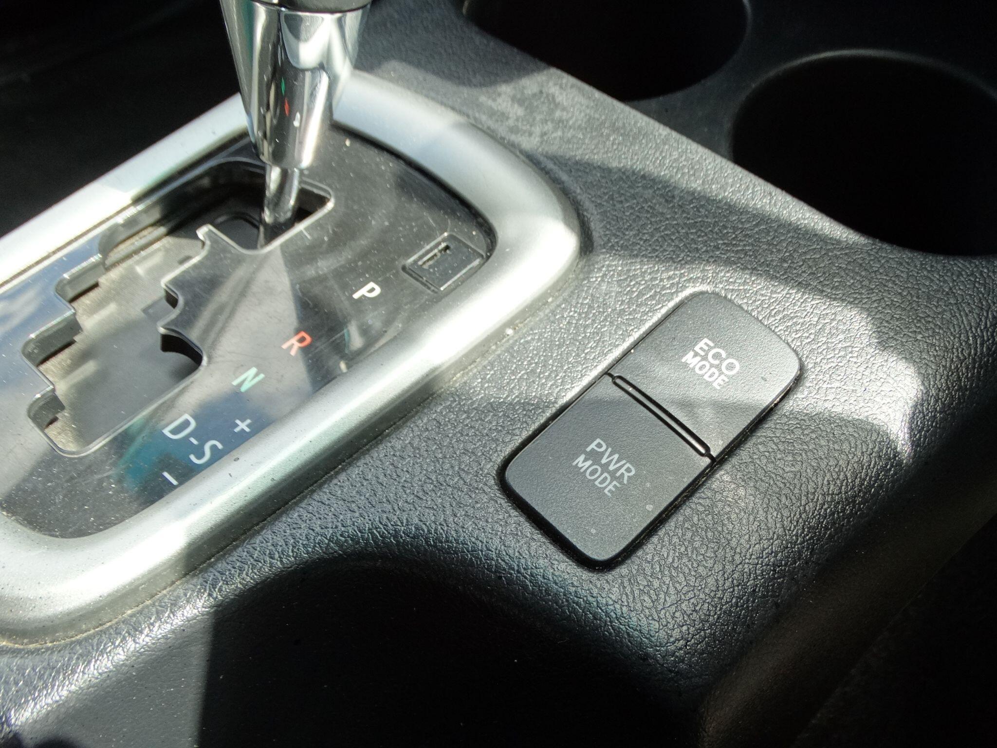Toyota Hilux 2.4 D-4D Icon Auto 4WD Euro 6 (s/s) 4dr — photo 30