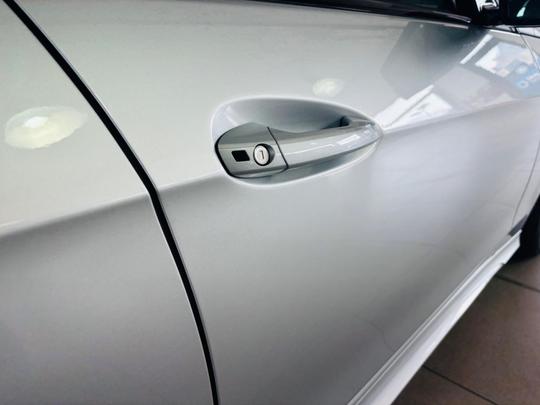 Mercedes-Benz E Class Photo at-5dceb908809941be852734e89a78b9eb.jpg
