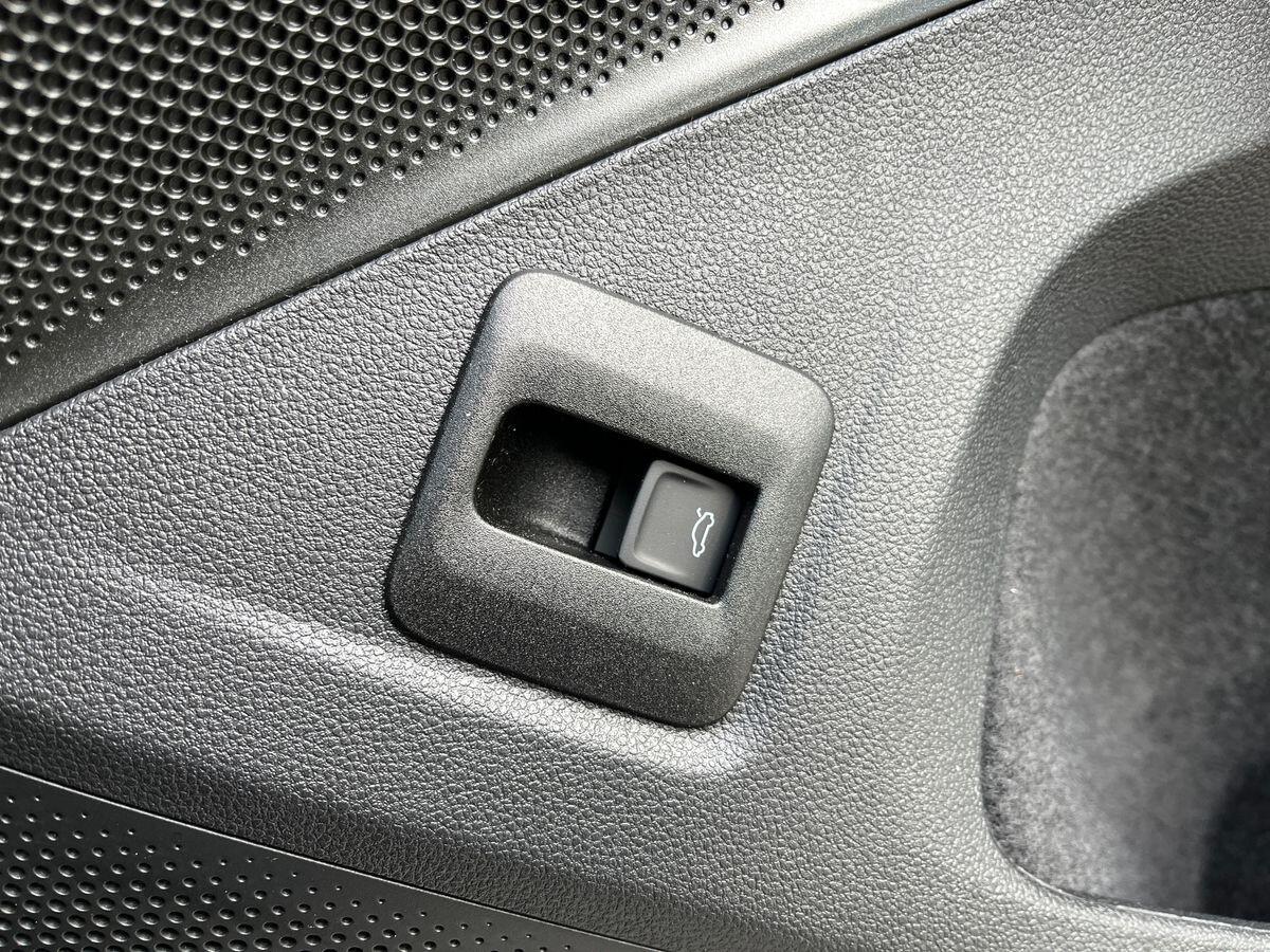 Volkswagen Tiguan Photo at-5eb8c40e02b641d7b1ab545bac8e412c.jpg
