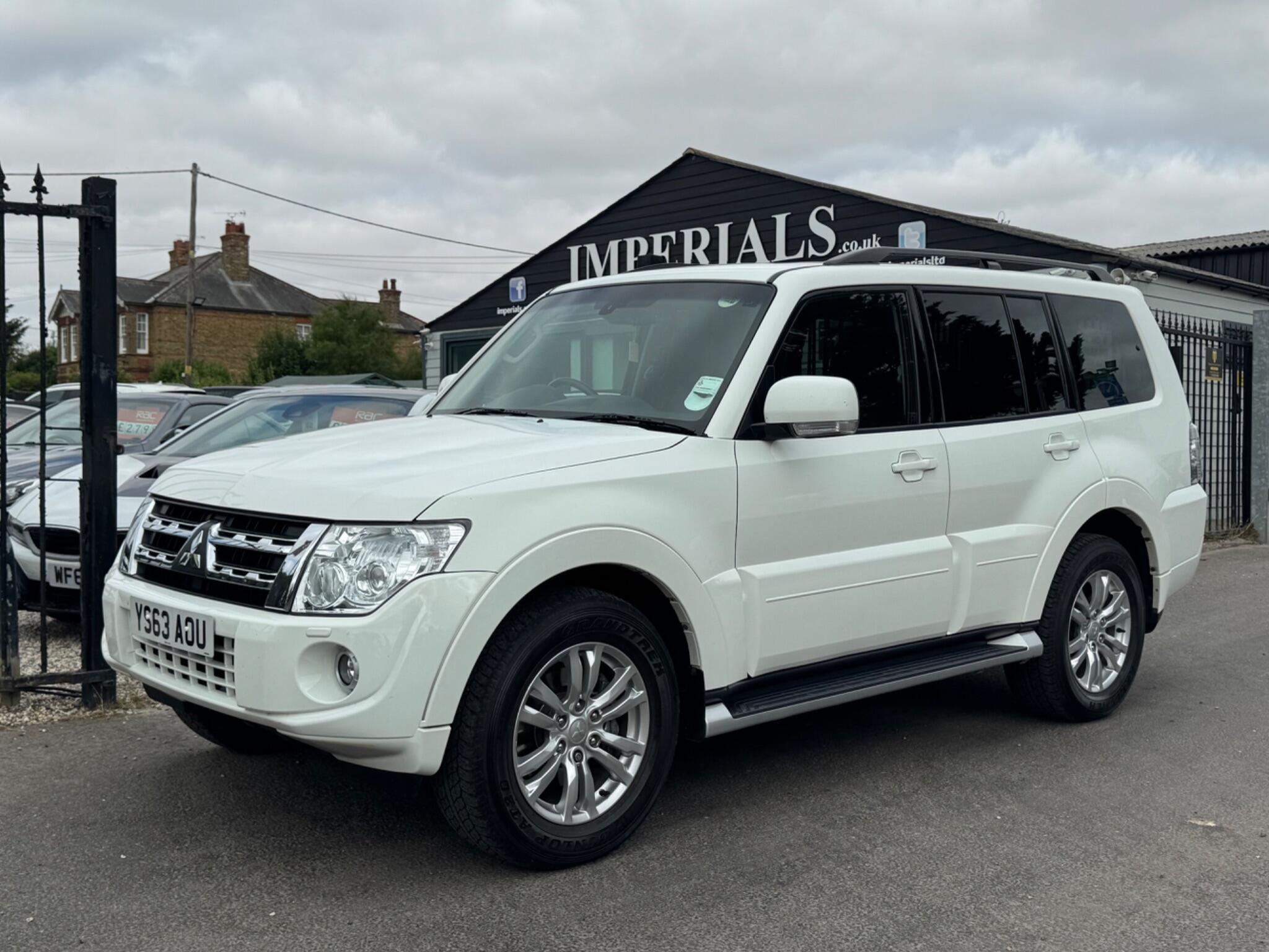 mitsubishi shogun 3.2 di-dc sg3 auto 4wd euro 5 5dr lwb 1 owner,ulez compliant £22,948 exterior: white interior: black full leather...