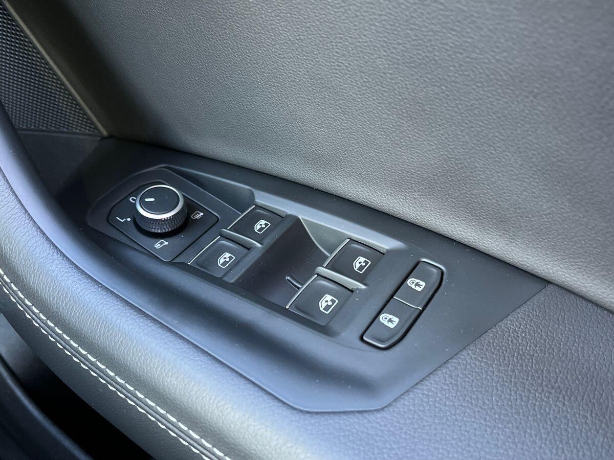 Volkswagen Touareg Photo at-5f1eddc999114a46b2b01a24fd1cac64.jpg