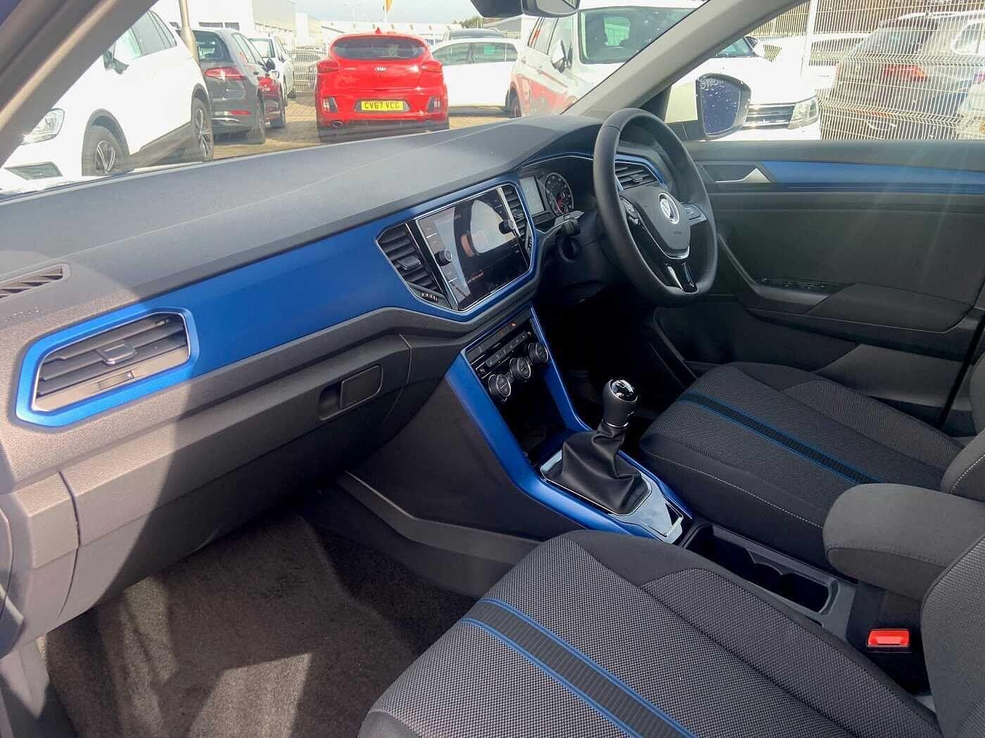 Volkswagen T-ROC Photo at-60faf2cbd33c41f2aaa7fb5931559f57.jpg