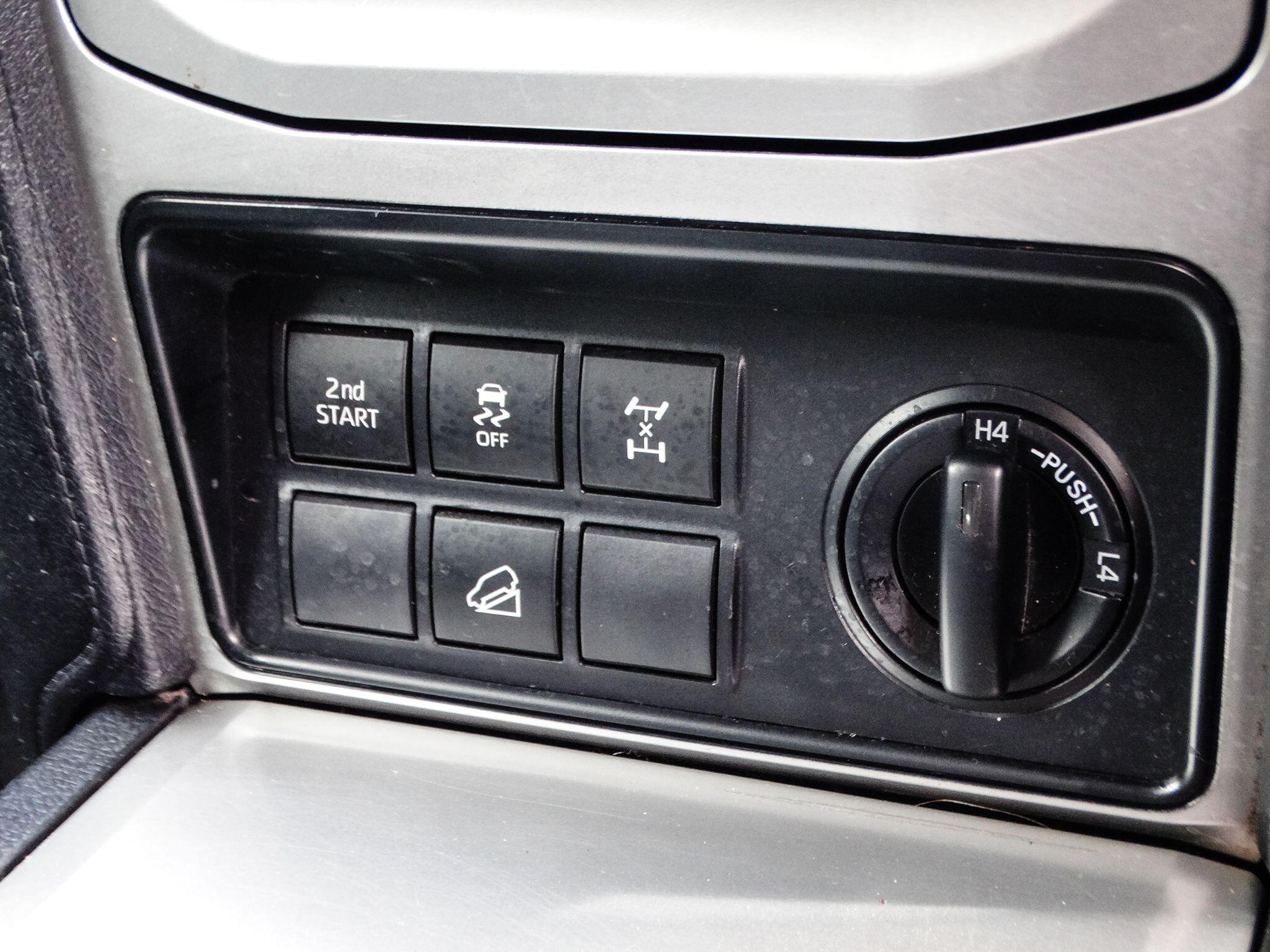 Toyota Land Cruiser 2.8D Active SUV 5dr Diesel Auto 4WD Euro 6 (s/s) (7 Seat) (204 ps) — photo 30