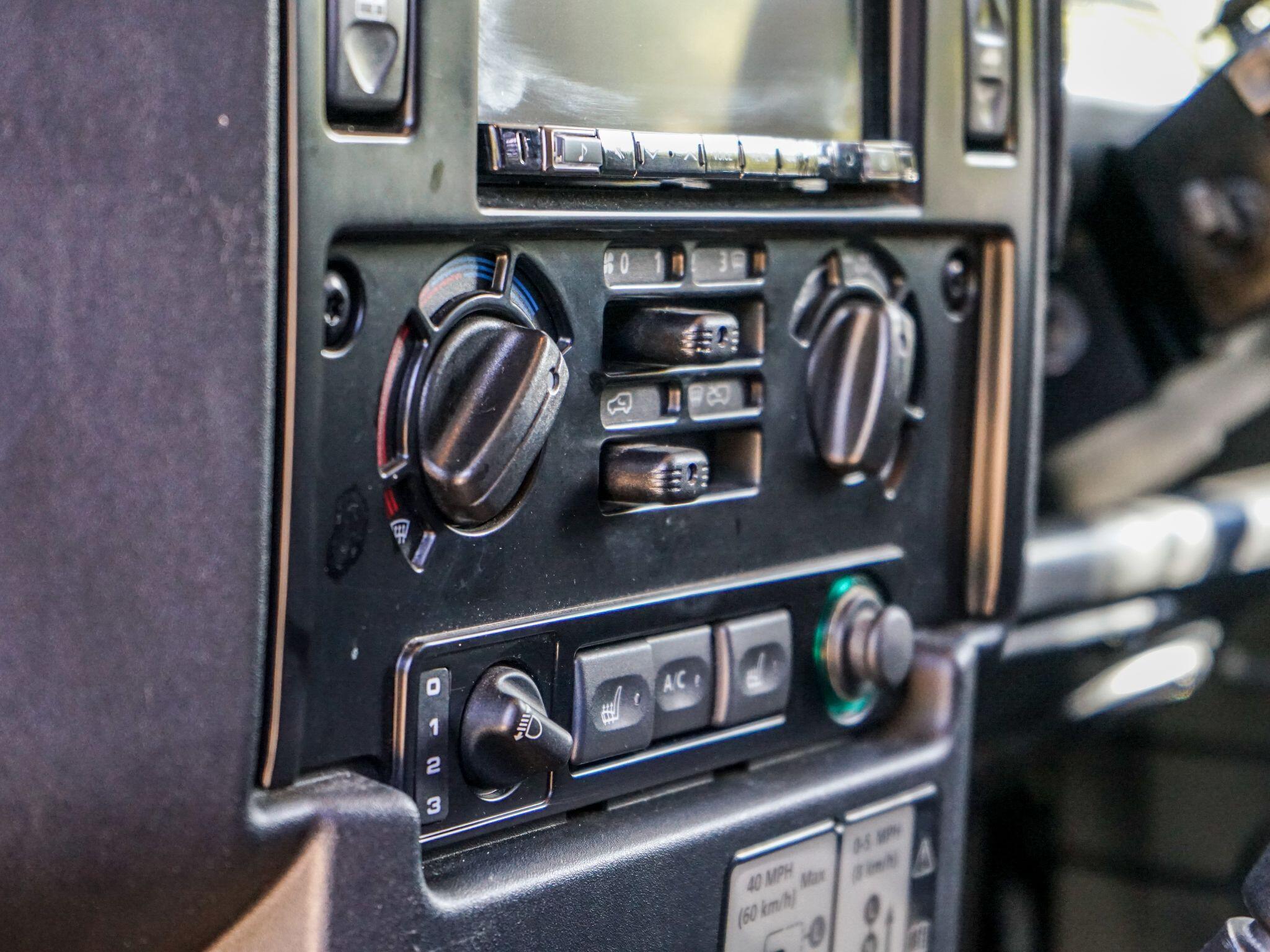Land Rover Defender 110 2.2 TDCi XS Utility Wagon Double Cab 5dr Diesel Manual 4WD MWB Euro 5 (122 ps) — photo 27