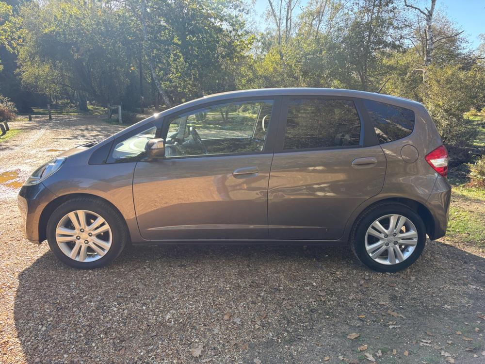 Honda Jazz Photo at-634a7453c7c34cdda5dae3c47244dd9b.jpg
