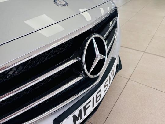 Mercedes-Benz E Class Photo at-64dcc3534b794e3bb553b2cbe816a643.jpg