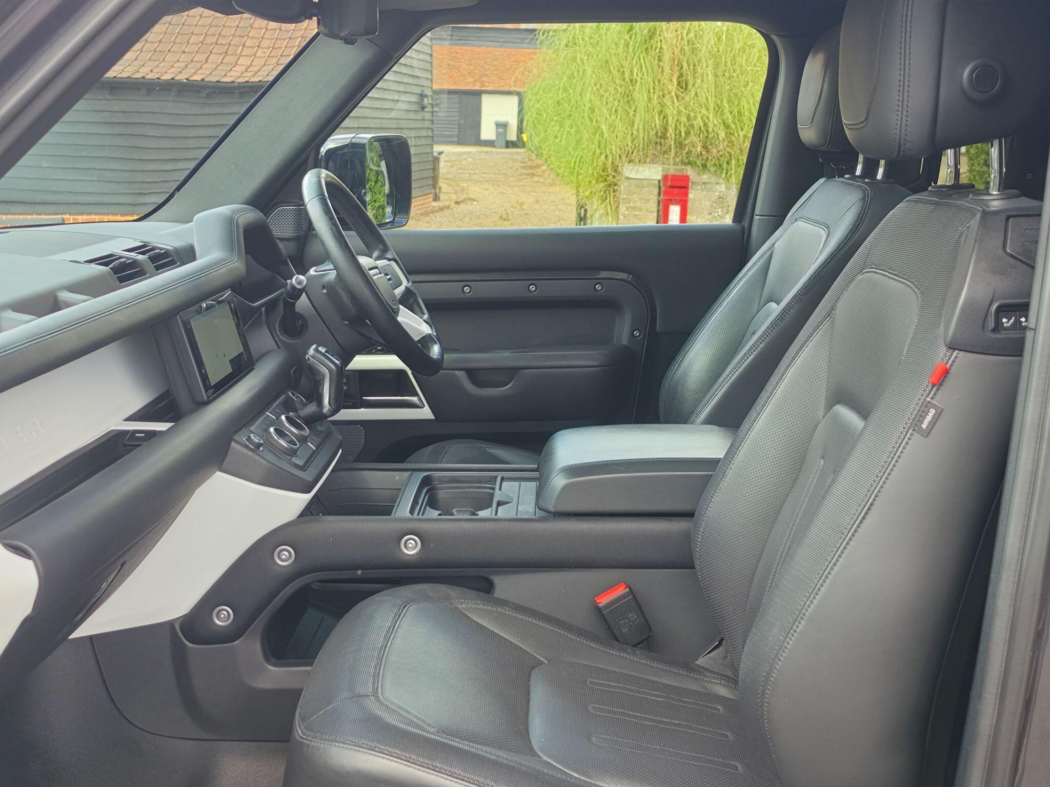 Land Rover Defender 90 2.0 P300 X-Dynamic SE SUV 3dr Petrol Auto 4WD Euro 6 (s/s) (300 ps) — photo 3