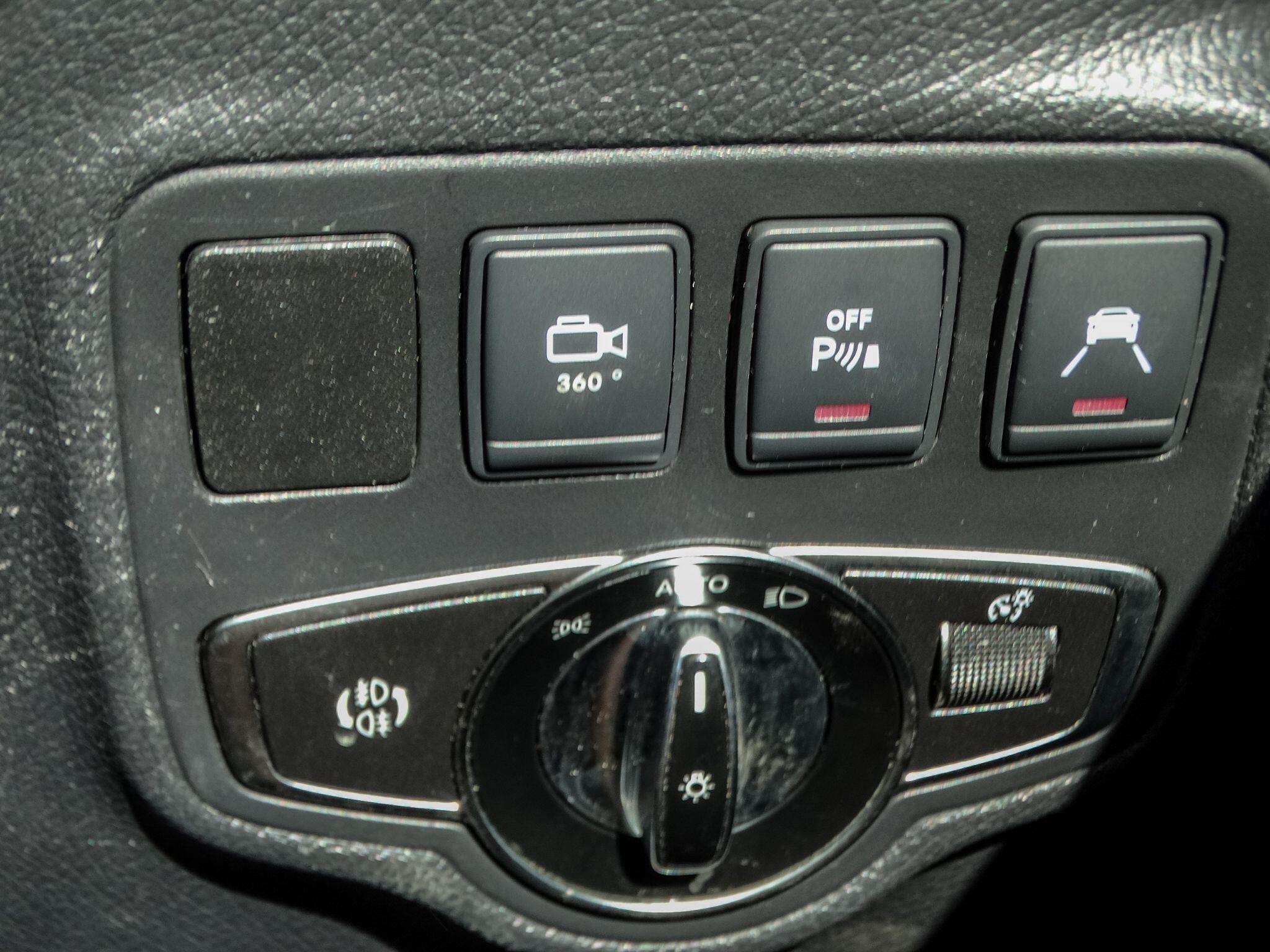 Mercedes-Benz X Class 2.3 CDI Power Auto 4MATIC Euro 6 4dr — photo 21