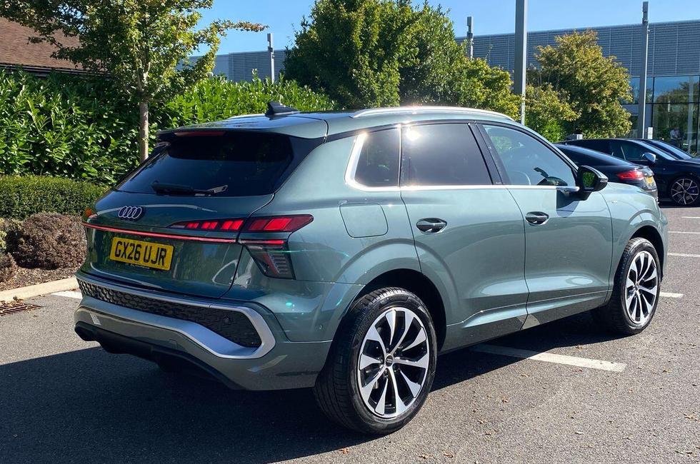 Audi Q3 Photo at-67c4ac48af414f749547b6a72dcff924.jpg