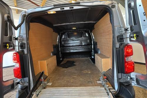 Vauxhall VIVARO Photo at-6815d385d1f345e4b34b7cd9f37cb8f4.jpg