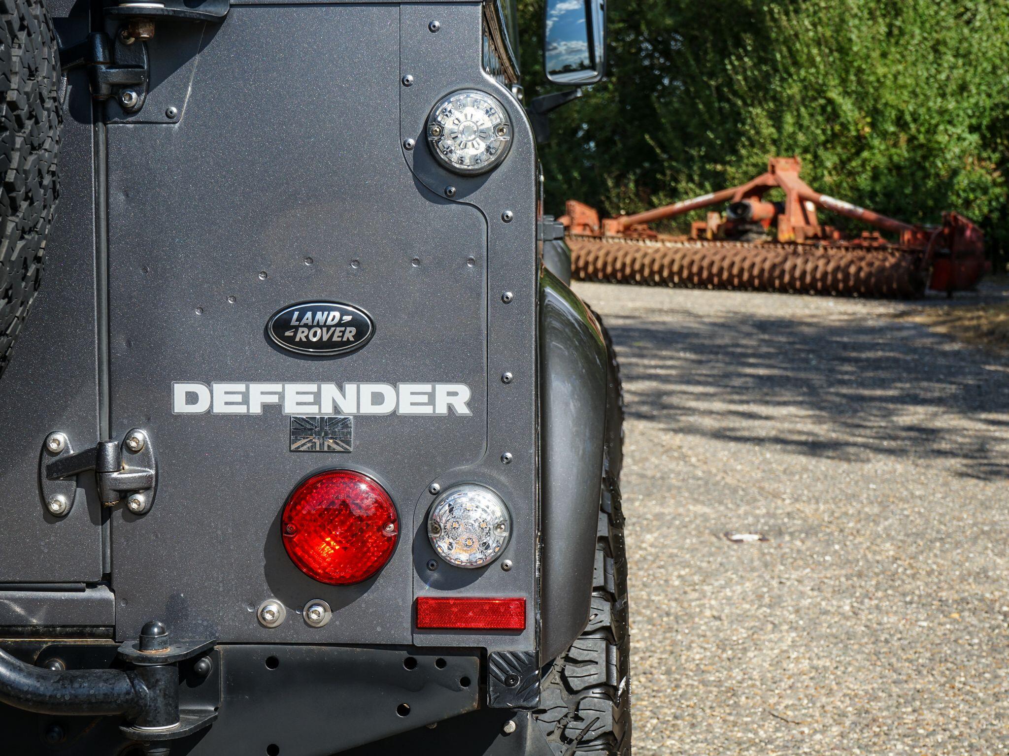Land Rover Defender 110 2.2 TDCi XS Utility Wagon Double Cab 5dr Diesel Manual 4WD MWB Euro 5 (122 ps) — photo 12