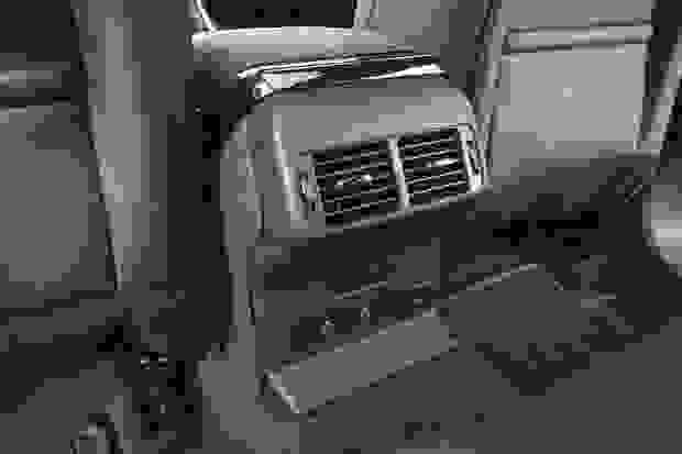 Land Rover RANGE ROVER VELAR Photo at-6c3010fb50c7448b82877f3e1a7ef202.jpg