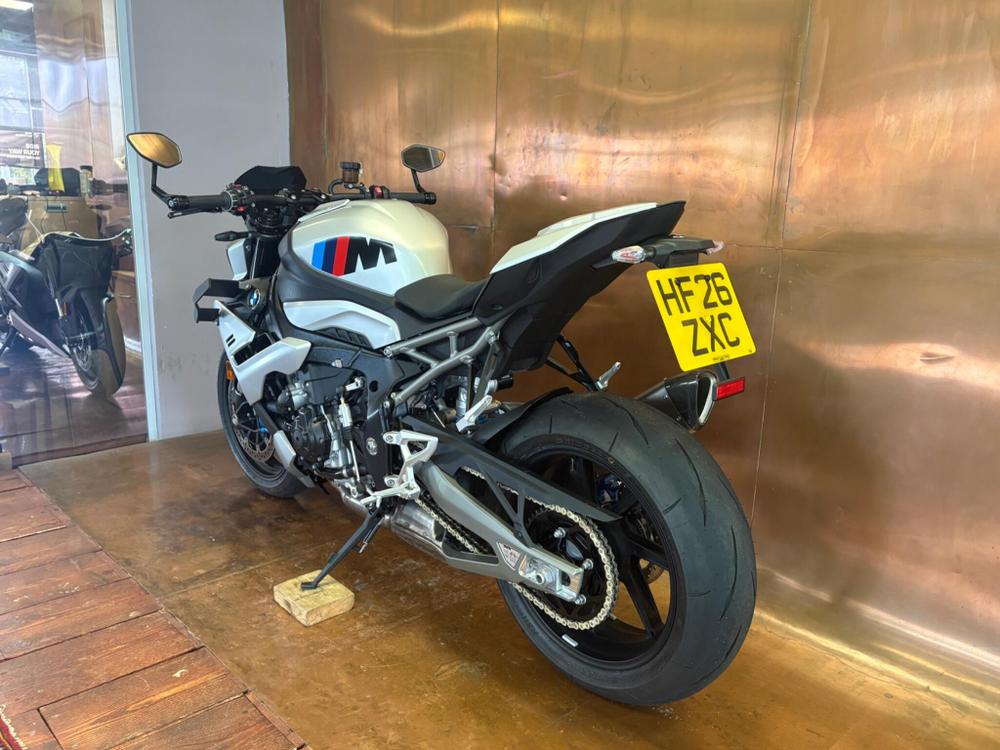 BMW M 1000 R Photo at-6ce47de12e554f90aae13ad04a4181c6.jpg