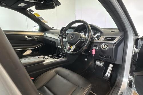Mercedes-Benz E-CLASS Photo at-6cedb5fcbb1646f2b3e2b10106d113d1.jpg