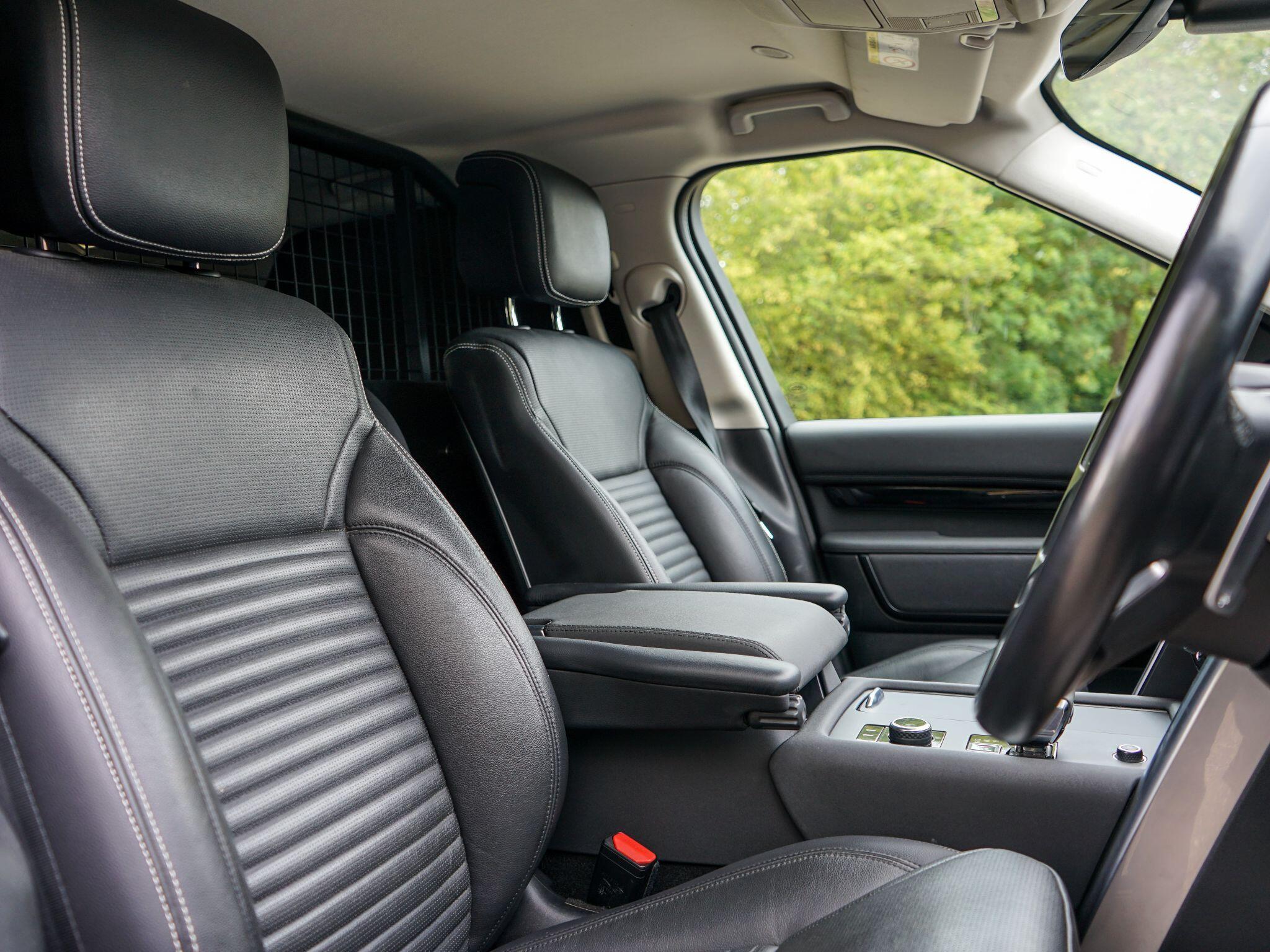 Land Rover Discovery 3.0 D300 MHEV SE Auto 4WD Euro 6 (s/s) 5dr — photo 25