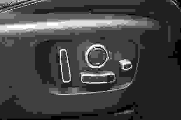 Land Rover RANGE ROVER VELAR Photo at-6fbfa6facb3d48b88f3c339793ccee5a.jpg