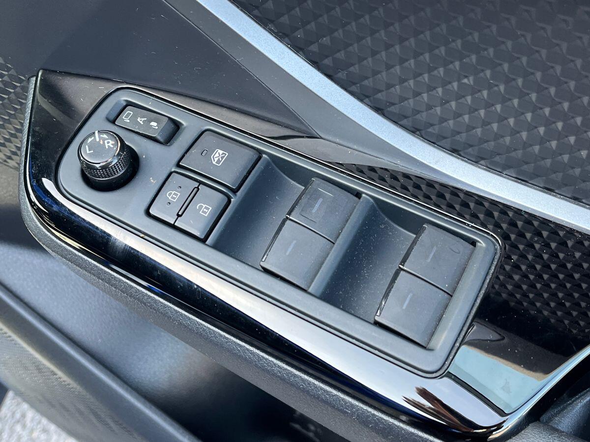 Toyota C-HR Photo 24