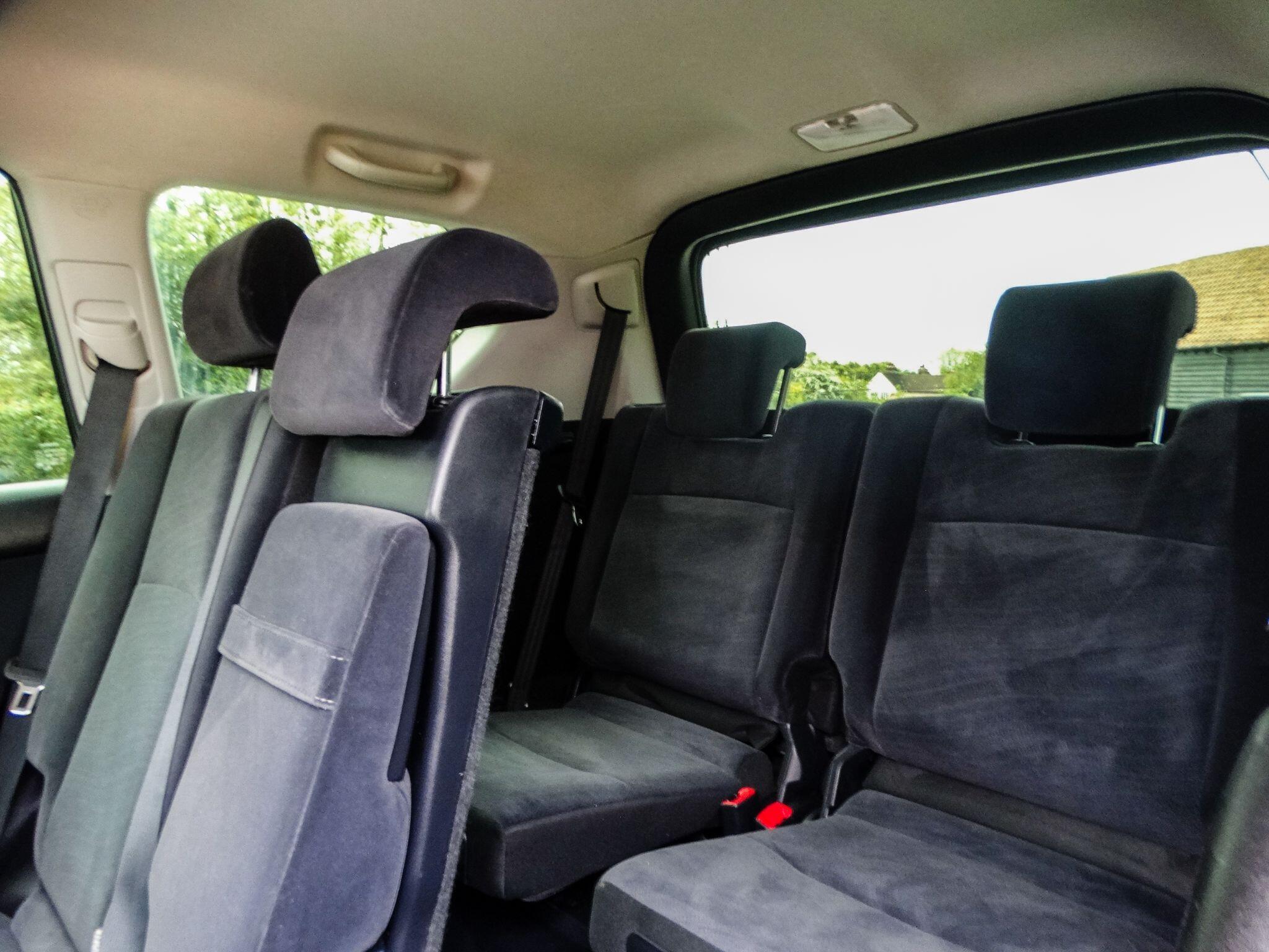 Toyota Land Cruiser 2.8D Active SUV 5dr Diesel Auto 4WD Euro 6 (s/s) (7 Seat) (204 ps) — photo 15