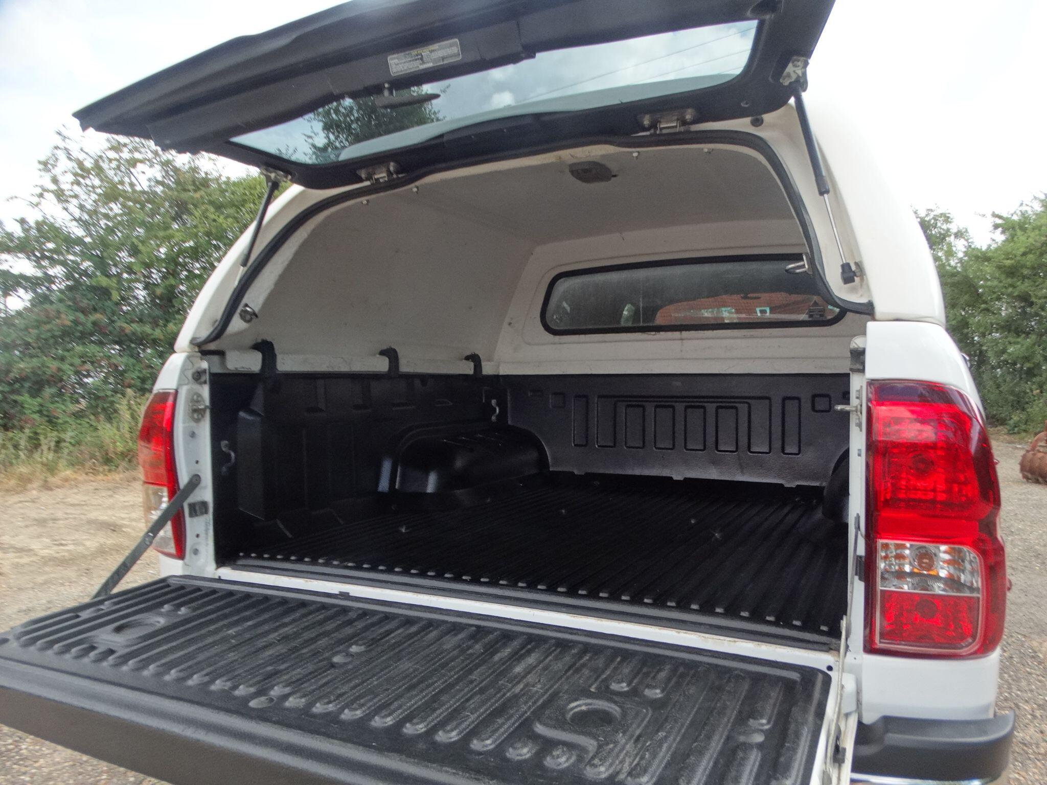 Toyota Hilux 2.4 D-4D Icon Auto 4WD Euro 6 (s/s) 4dr — photo 14
