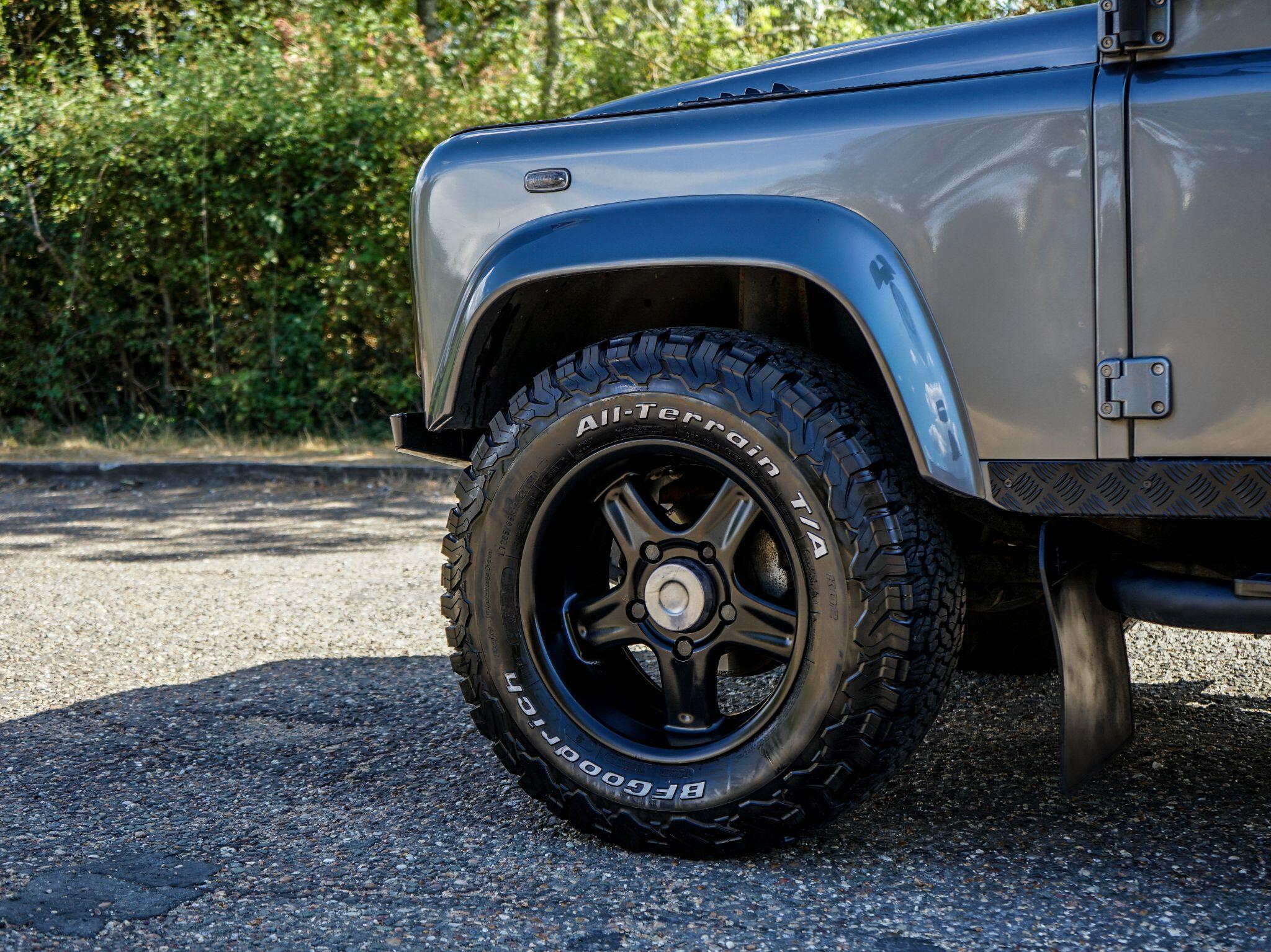 Land Rover Defender 110 2.2 TDCi XS Utility Wagon Double Cab 5dr Diesel Manual 4WD MWB Euro 5 (122 ps) — photo 5