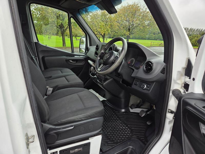 Mercedes-Benz Sprinter Photo at-725d4cb244c245ed894fdc193994b7f6.jpg