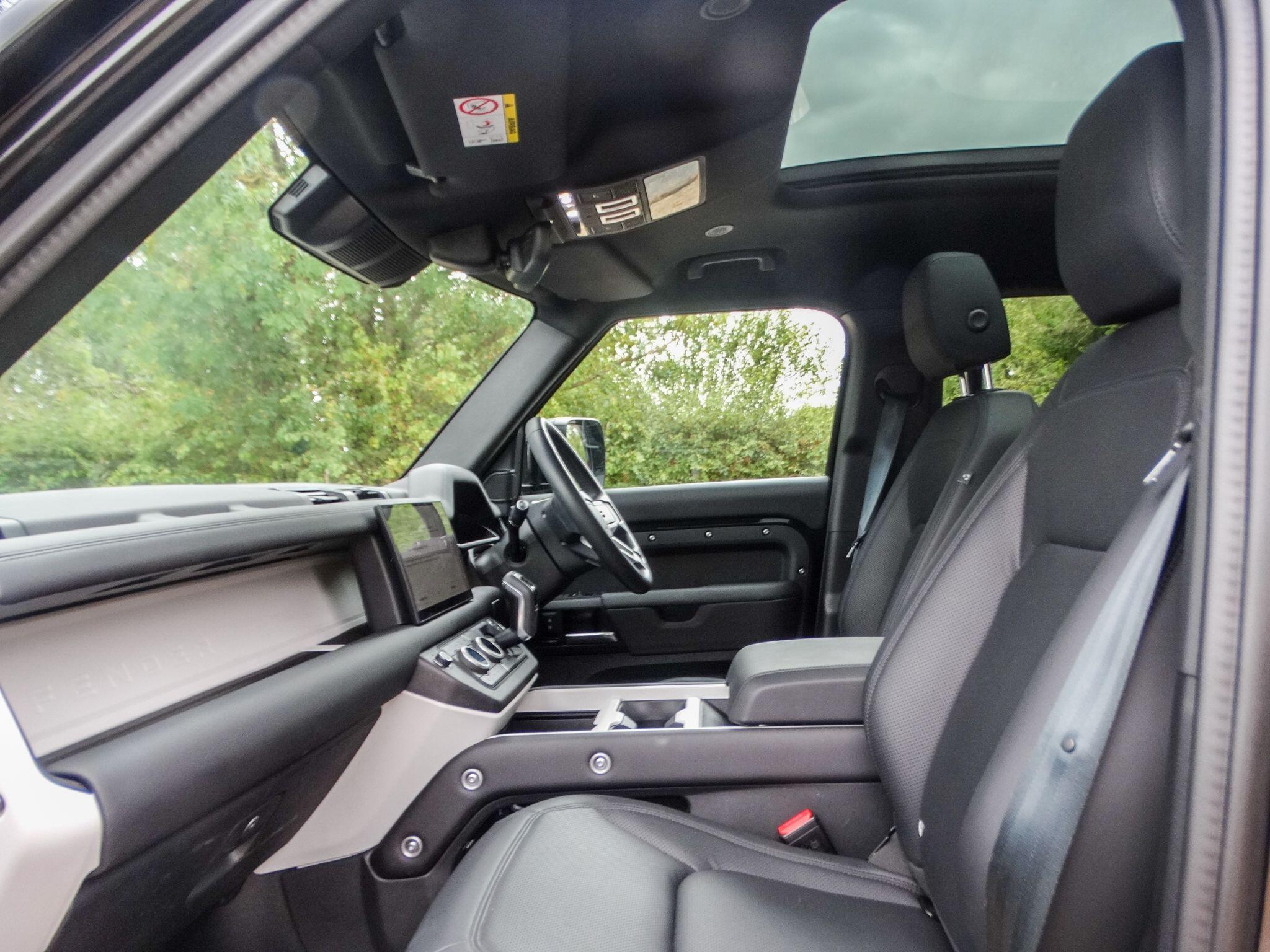 Land Rover Defender 110 3.0 D350 MHEV X-Dynamic SE Auto 4WD Euro 6 (s/s) 5dr — photo 3