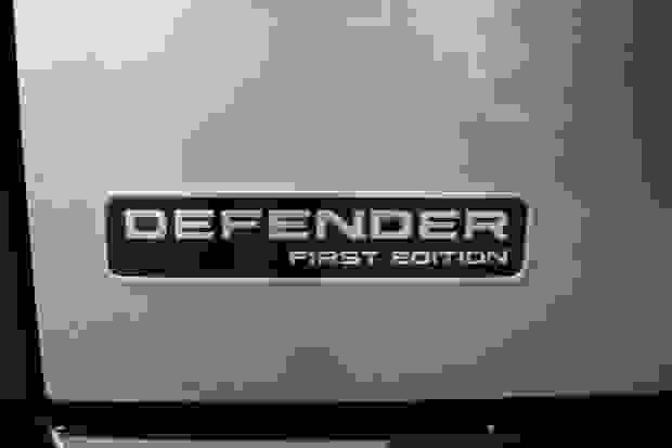 Land Rover Defender 110 Photo at-7324b9f583f44869805423fa8e5c17b7.jpg