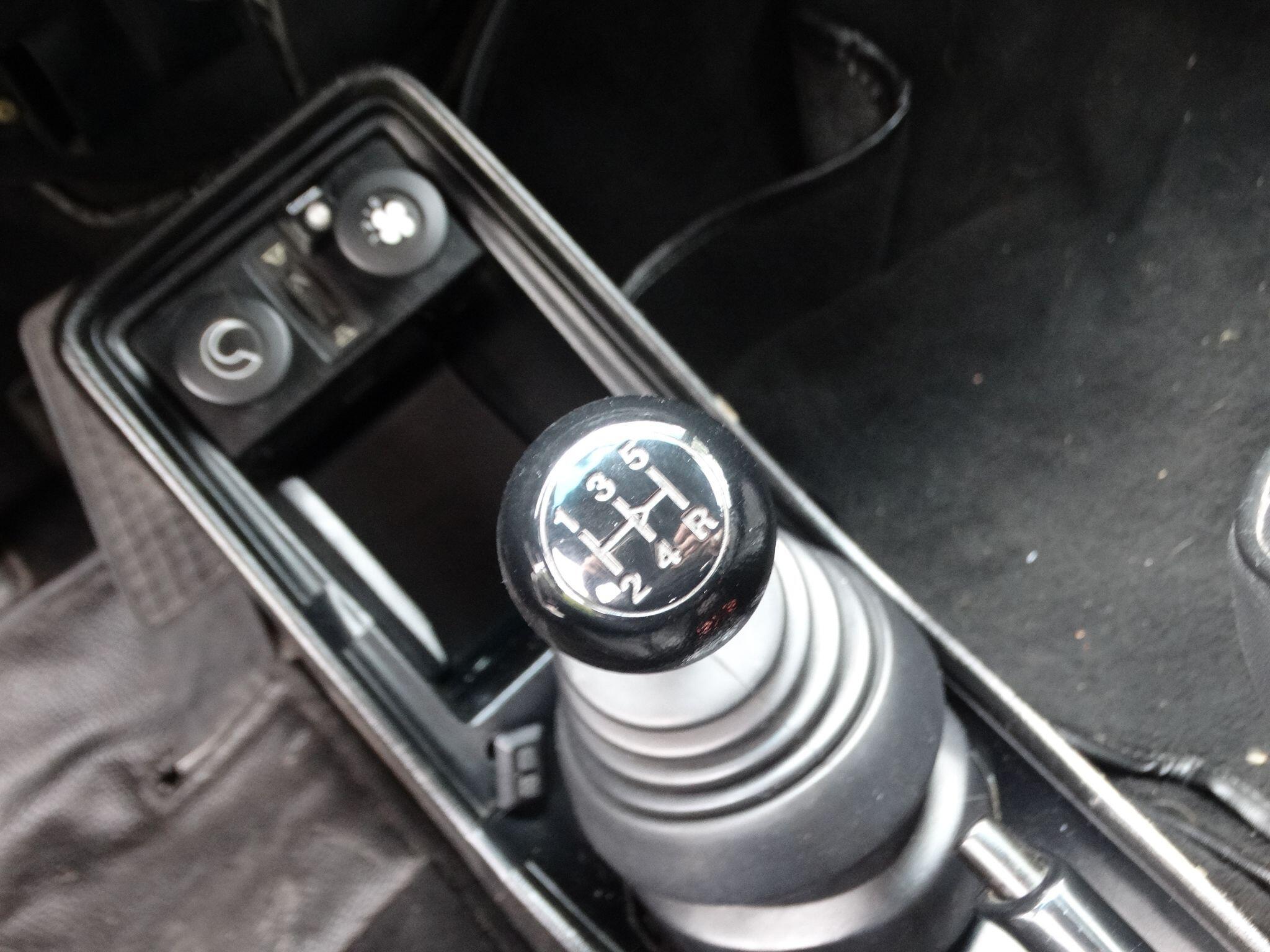 Porsche 911 3.6 993 Carrera 4 Cabriolet 2dr Petrol Manual AWD (272 bhp) — photo 18