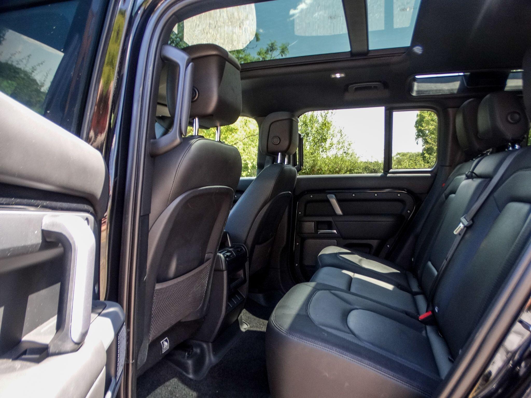 Land Rover Defender 110 3.0 D300 MHEV X-Dynamic HSE Auto 4WD Euro 6 (s/s) 5dr — photo 14