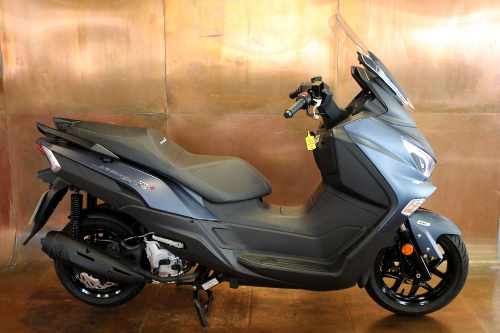 SYM Joymax Z 125 Photo at-75a5b1aa87e34bf1ab7b9ecf30783590.jpg
