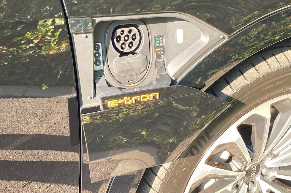 Audi e-tron Photo at-75e6a2fbc5f648ebacbab7215f26807b.jpg