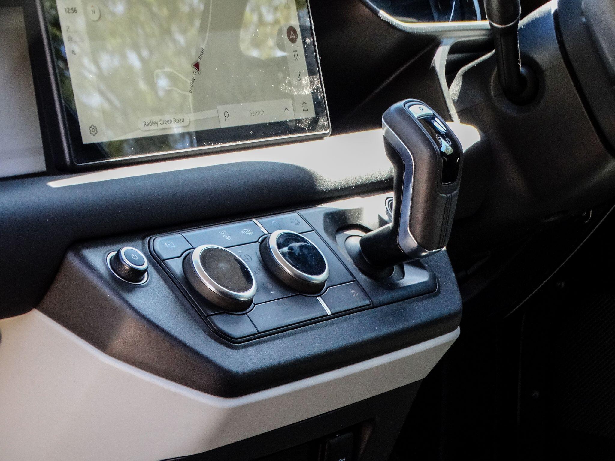 Land Rover Defender 90 3.0 D250 MHEV Hard Top SUV Auto 4WD SWB Euro 6 (s/s) 3dr — photo 21