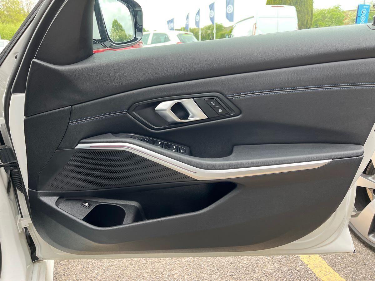 BMW 3 Series Photo 28