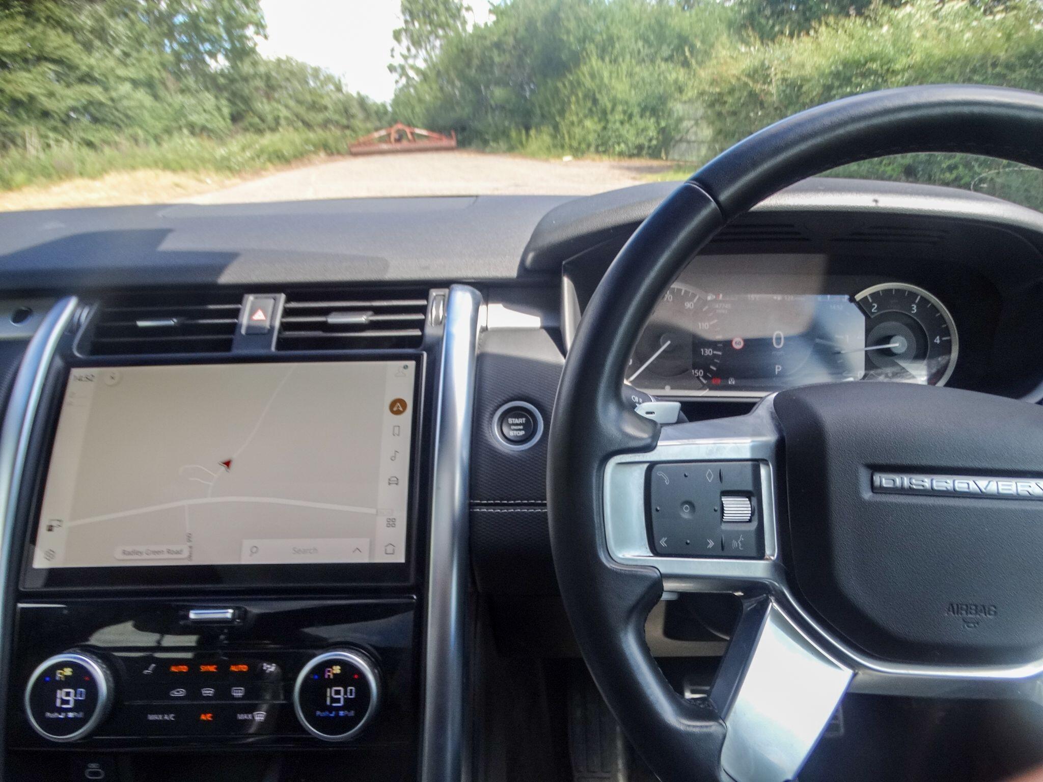 Land Rover Discovery 3.0 D300 MHEV R-Dynamic SE Auto 4WD Euro 6 (s/s) 5dr — photo 8