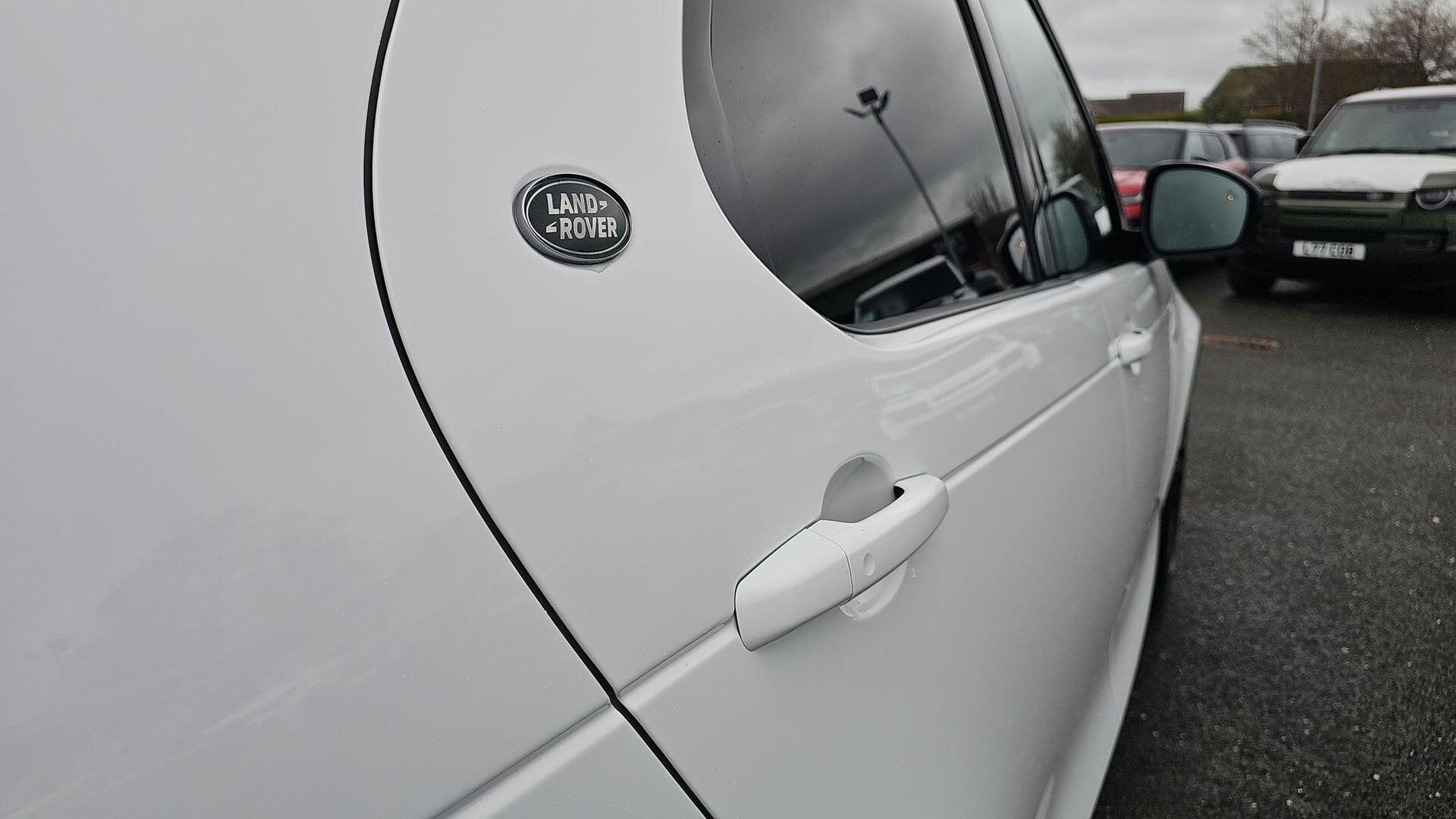 Land Rover Discovery Photo at-7af67053284d4e29a31aef7bc35eb377.jpg