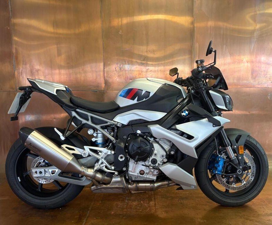 BMW M 1000 R Photo at-7b34478cb2fe4cb2bdbdbc89a376ecba.jpg