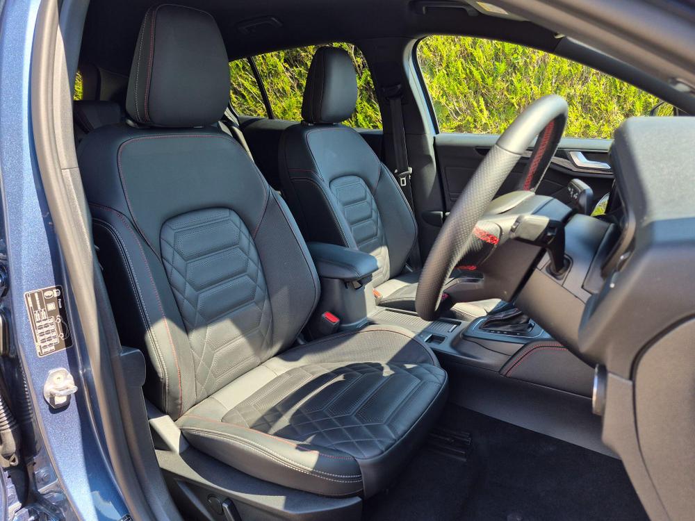 Ford Focus Photo at-7b68f8a5f4db407aa0cbc8328e82b586.jpg