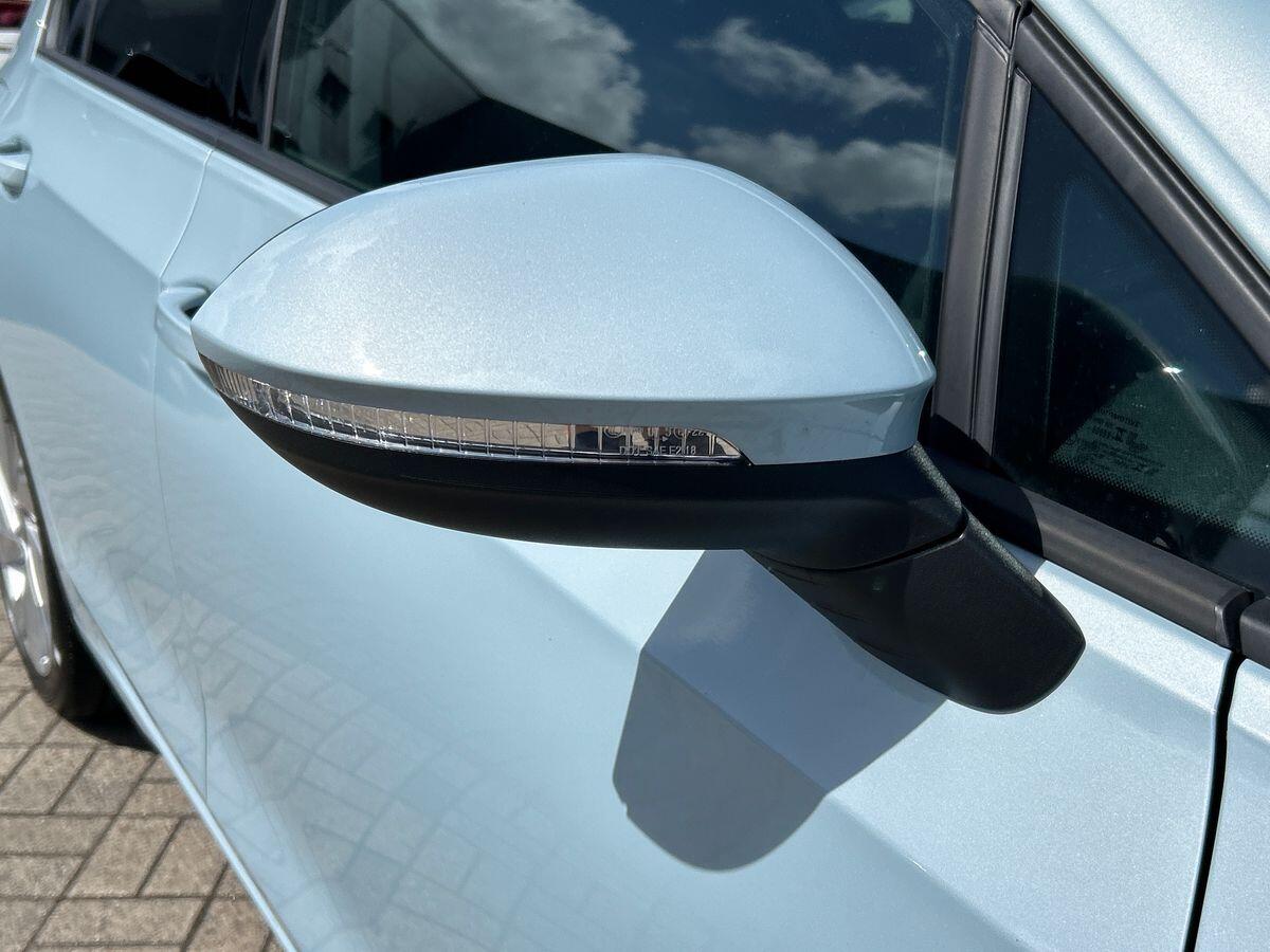 Volkswagen Golf Photo at-7b7d8ce84af44b74ab7dcca7c75a66f6.jpg