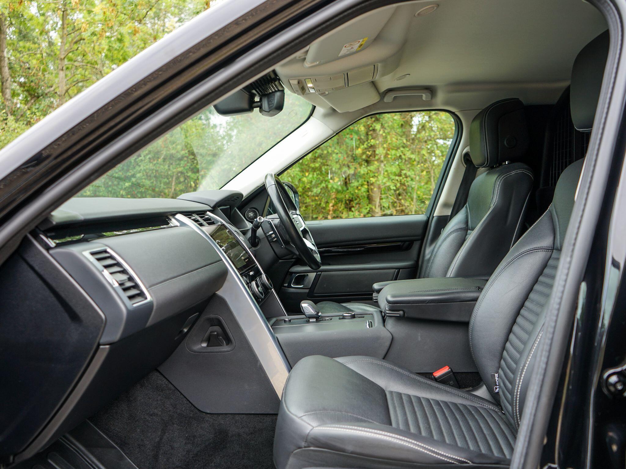 Land Rover Discovery 3.0 D300 MHEV SE Auto 4WD Euro 6 (s/s) 5dr — photo 3