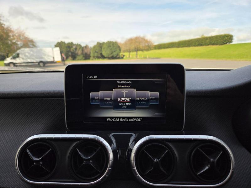 Mercedes-Benz X Class Photo at-7bd1114ef9ed4d60a28da59e975bba6d.jpg