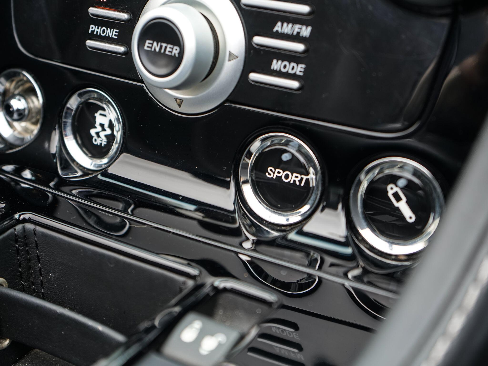 Aston Martin DB9 6.0 V12 Volante 2dr Petrol T-TronicII Euro 5 (470 bhp) — photo 24