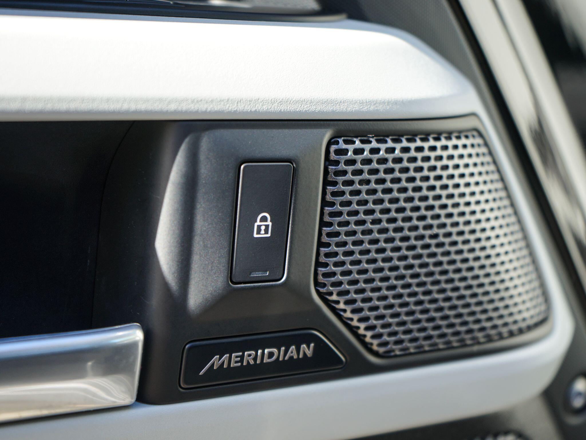 Land Rover Defender 110 3.0 D250 MHEV SE Auto 4WD Euro 6 (s/s) 5dr — photo 17