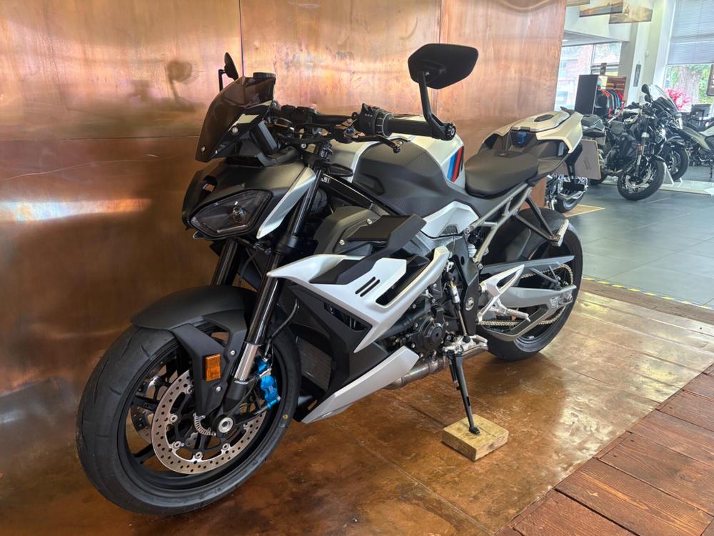BMW M 1000 R Photo at-7e356acb98764a1ba57e29831ffb0bb6.jpg