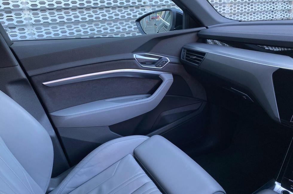Audi e-tron Photo at-7f23bf95006c44e5b3c0f73d7e892de5.jpg